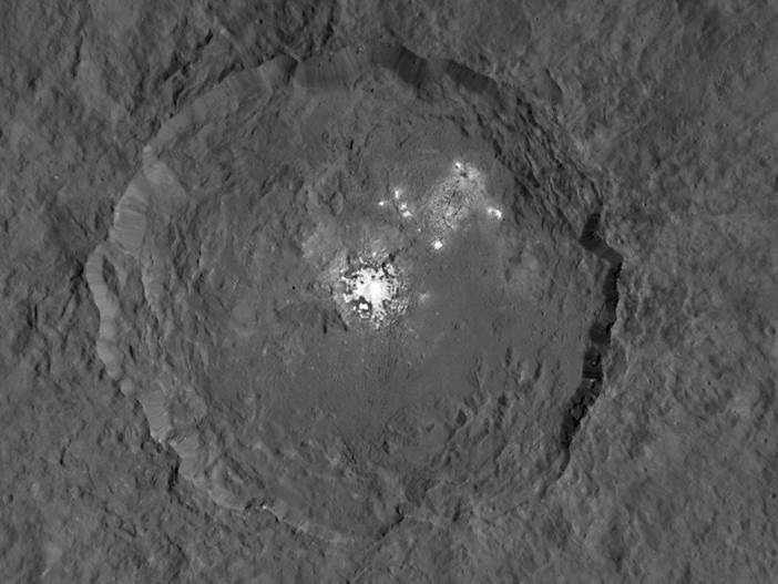 Estranhas-manchas-brancas-em-Ceres-intrigam-cientistas