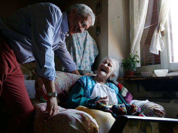 O médico Carlo Bava visita Emma Morano uma vez por semana (Foto: AP Photo/Antonio Calanni)