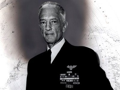 RICHARD EVELYN BYRD (25/10/1888 – 11/03/1957) Almirante da Marinha dos EUA foi um aviador, pioneiro e explorador dos dois polos, que sobrevoou o Pólo Norte em 9 de maio de 1926, e dirigiu numerosas expedições à Antártida, sobretudo um vôo sobre o Pólo Sul em 29 de novembro de 1929. Foram cinco suas expedições ao continente austral/Antártida, entre a primeira em 1929 e a última em 1956. Entre 1946 e 1947, levou adiante a grande operação chamada HighJump (que visava expulsar alemães remanescentes do nazismo de uma base alemã do pólo sul-Neuschwabenland), durante a qual descobriu e cartografou 1.390.000 km2 de território antártico. Em 1955 realizou a expedição Deep Freeze também na Antártica, tendo voado pela última vez sobre o polo austral em 1956.