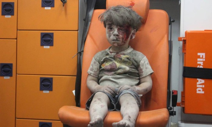 A foto de Omran, atordoado e coberto de poeira e sangue, dentro de uma ambulância depois de um ataque aéreo, foi publicada por jornais do mundo inteiro.