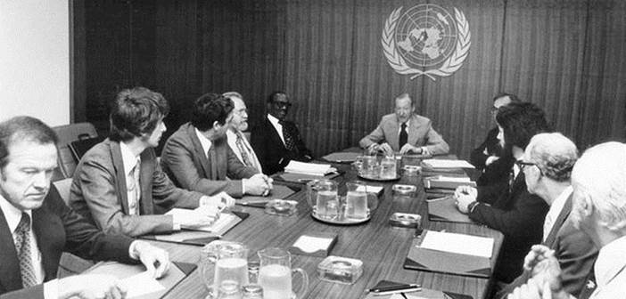 Em 14 de julho de 1978, o produtor Lee Speigel (agora colunista do Huffington Post) uniu um grupo de especialistas militares, cientistas e psicólogos para uma reunião com o Secretário Geral da ONU, Kurt Waldeheim, a fim de discutirem a vindoura apresentação de Speigel para o Comitê de Política Especial das Nações Unidas no final daqulele ano.  Tópico: A importância de estabelecer um comitê internacional de OVNIs. Começando na esquerda:  USAF astronauta Coronel Gordon Cooper, astrônomo Jacques Vallee, astrônomo/astrofísico Claude Poher, astrônomo J. Allen Hynek, Primeiro Ministro de Granada Sir Eric Gairy, Waldheim, Morton Gleisner do Comitê de Política Especial, Lee Speigel, pesquisador Leonard Stringfield e psicólogo da Universidade do Colorado David Saunders.