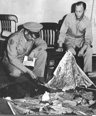 Militares mostrando os pedaços do então balão meteorológico que havia caído em Roswell.